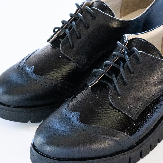 BLACK LIFTED LOAFERS