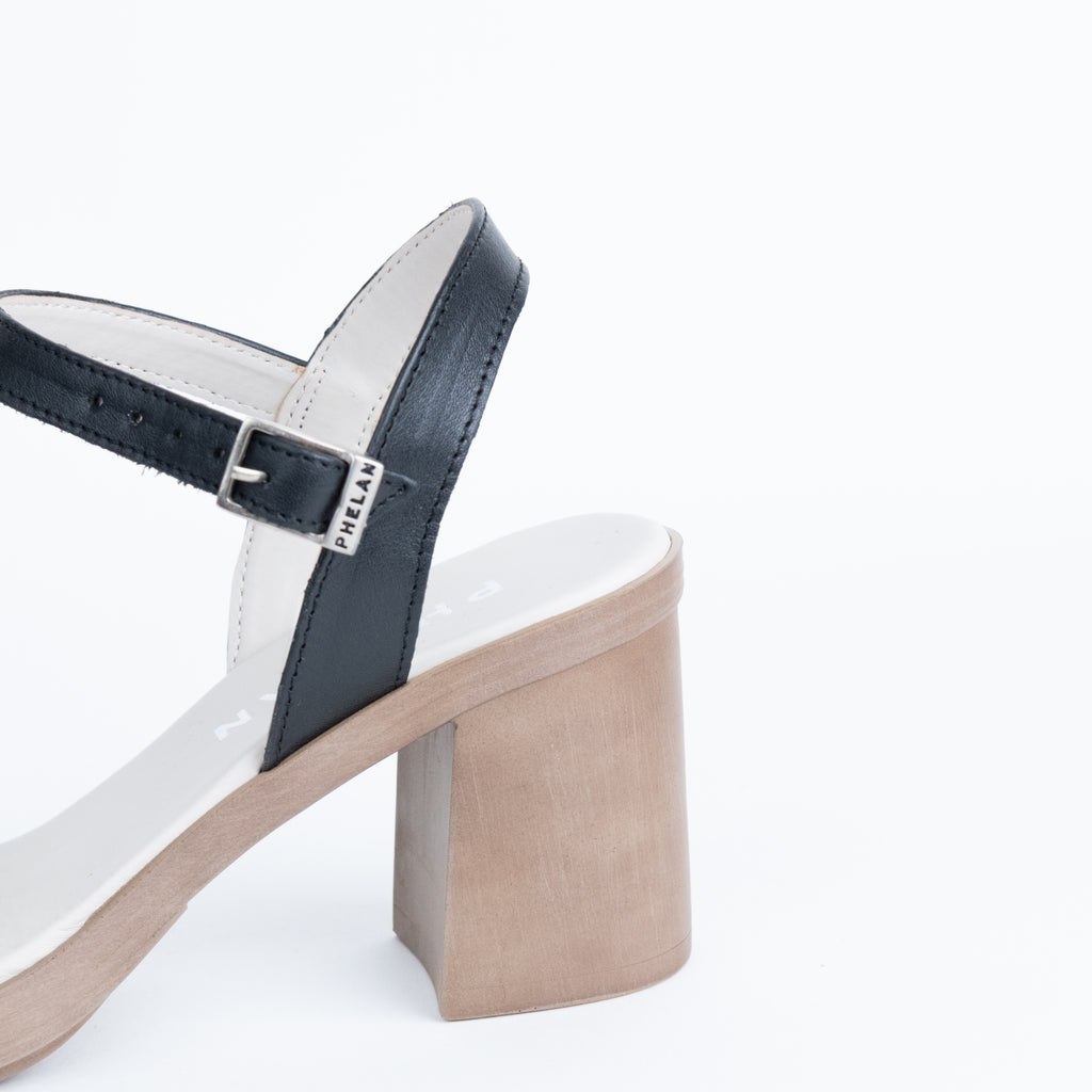 BLOCKED HEELS