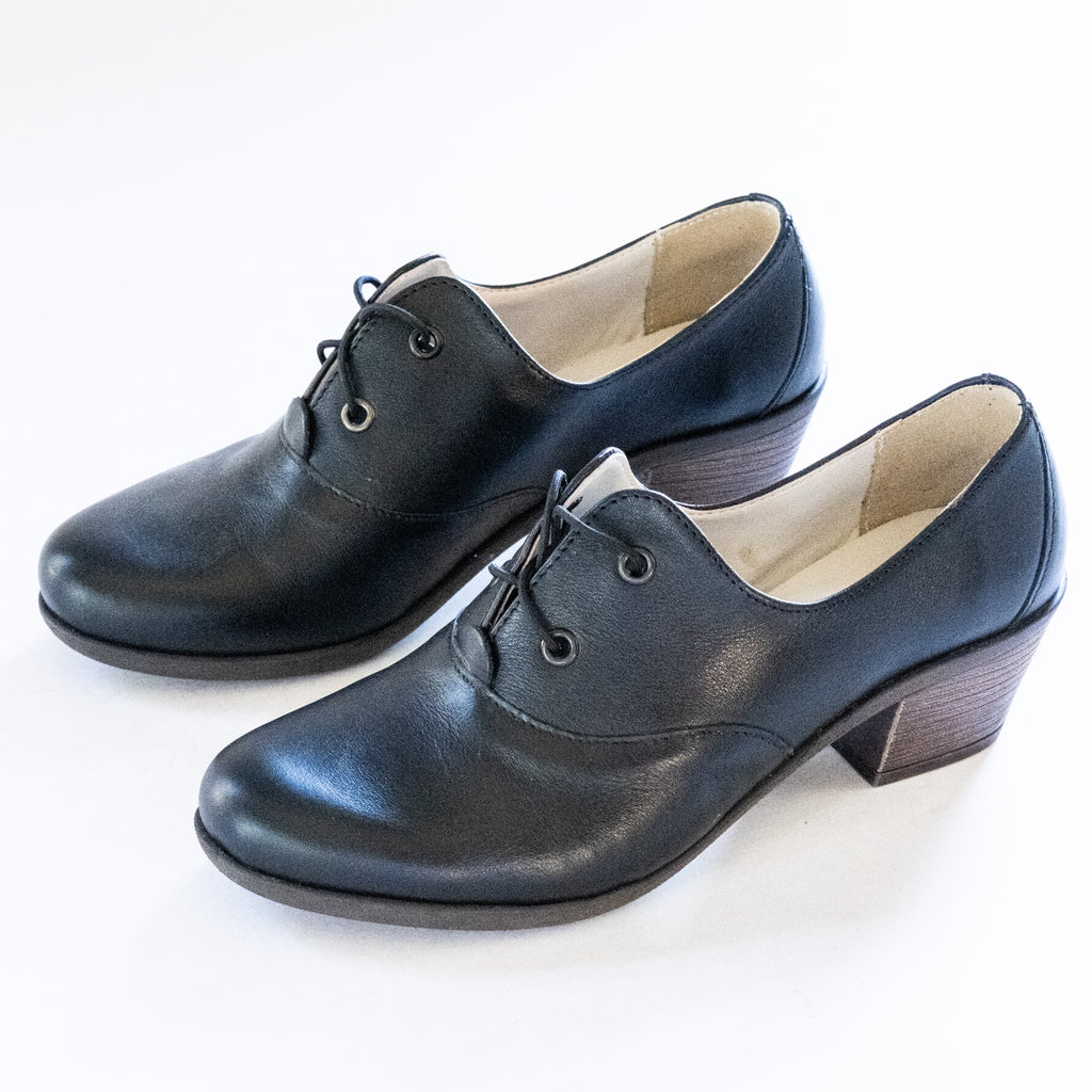 BLACK LACE-UP HEELS
