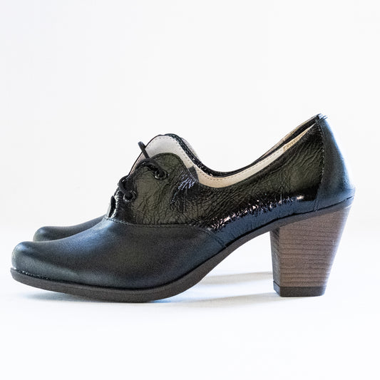 CLASSIC LACE-UP HEELS