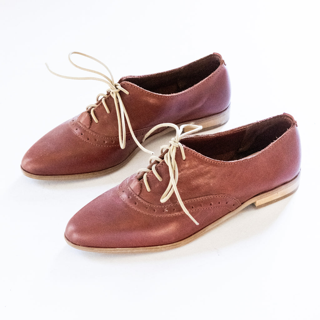 BROWN GRAPE FLATS