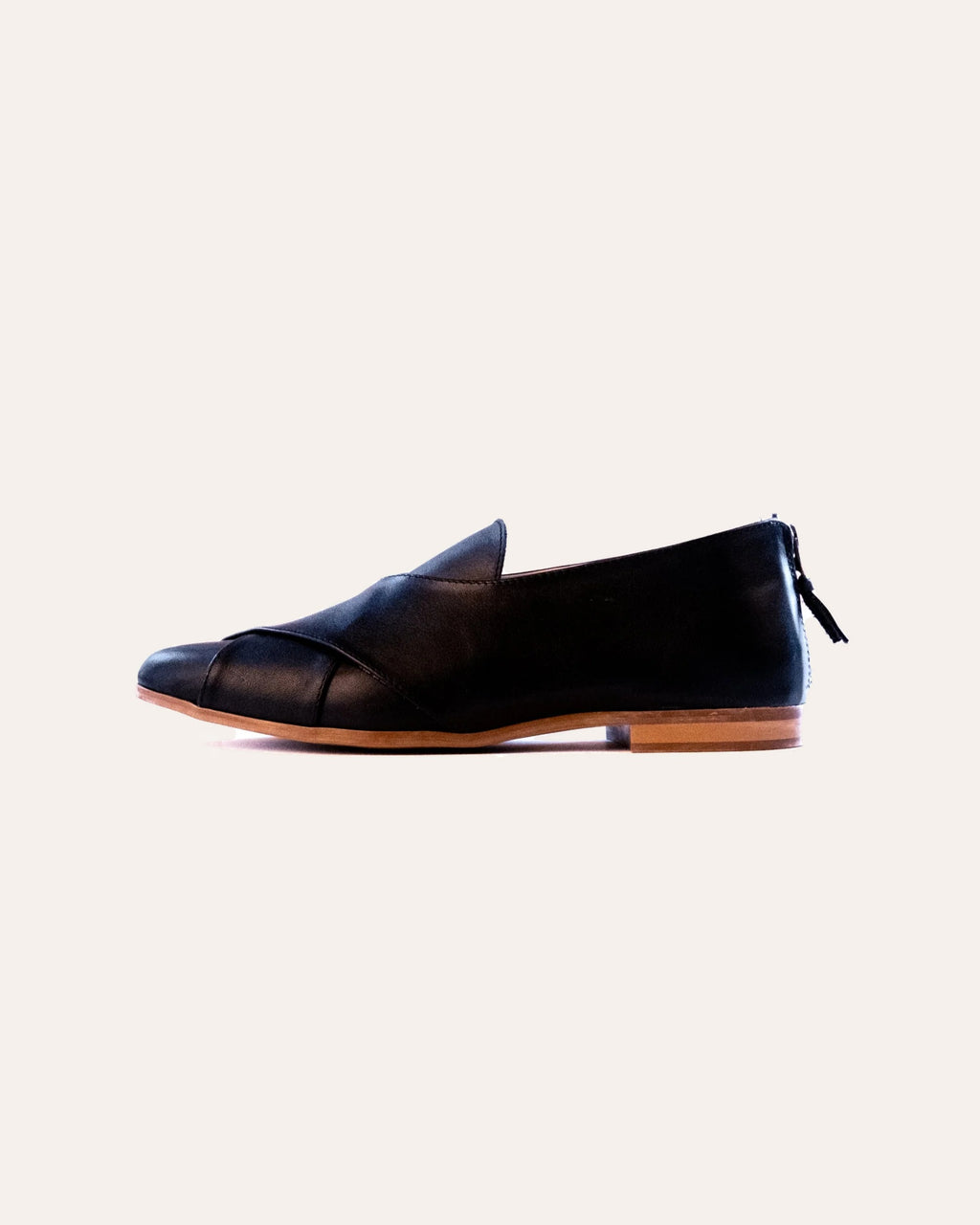 Crossover Pixie in black leather, side view