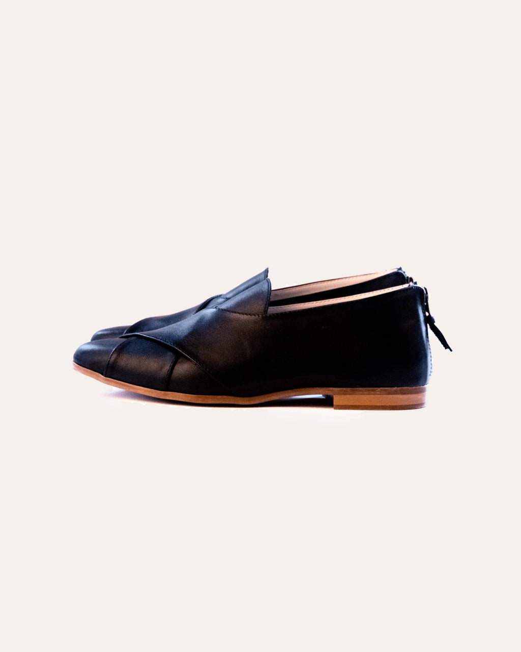 Crossover Pixie in black leather, side view