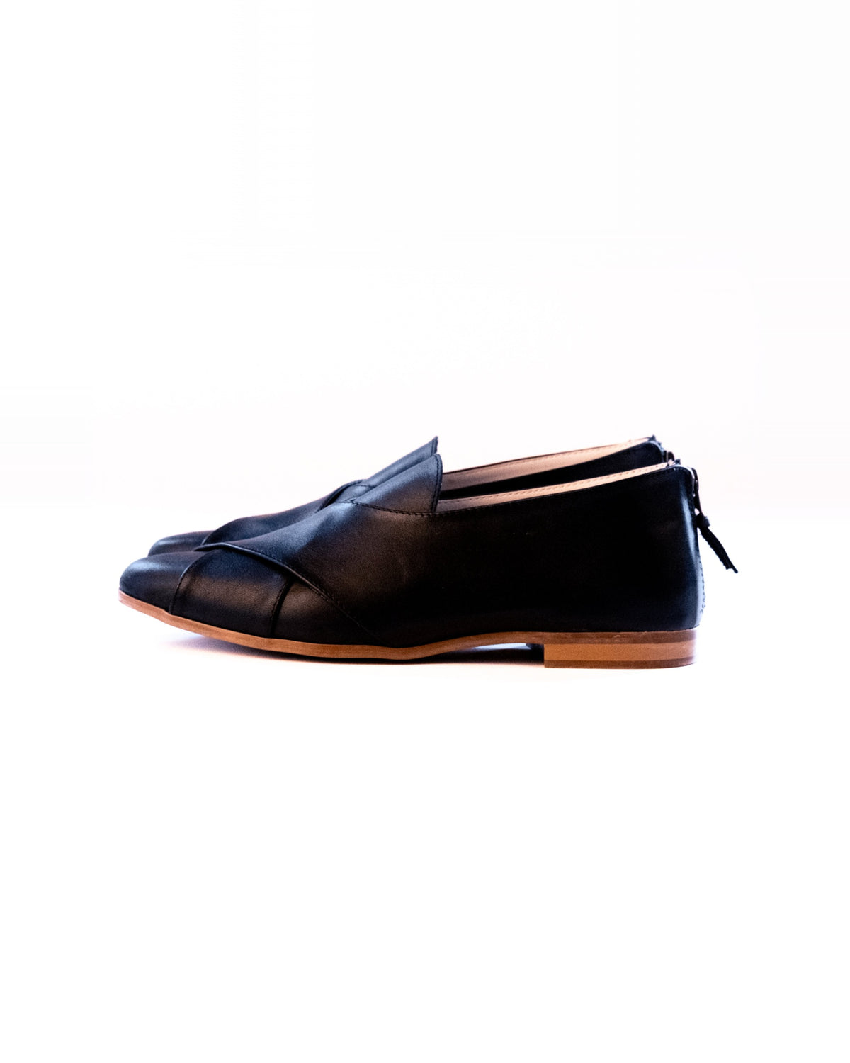Crossover Pixie in black leather, side view