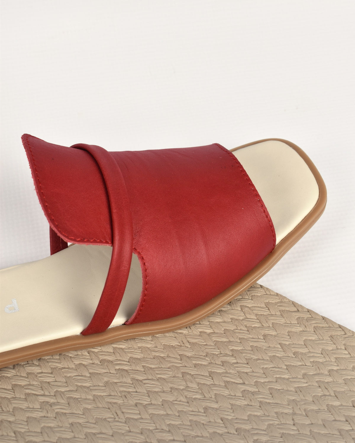 Ravello Slide in Red, close-up of the tucked band