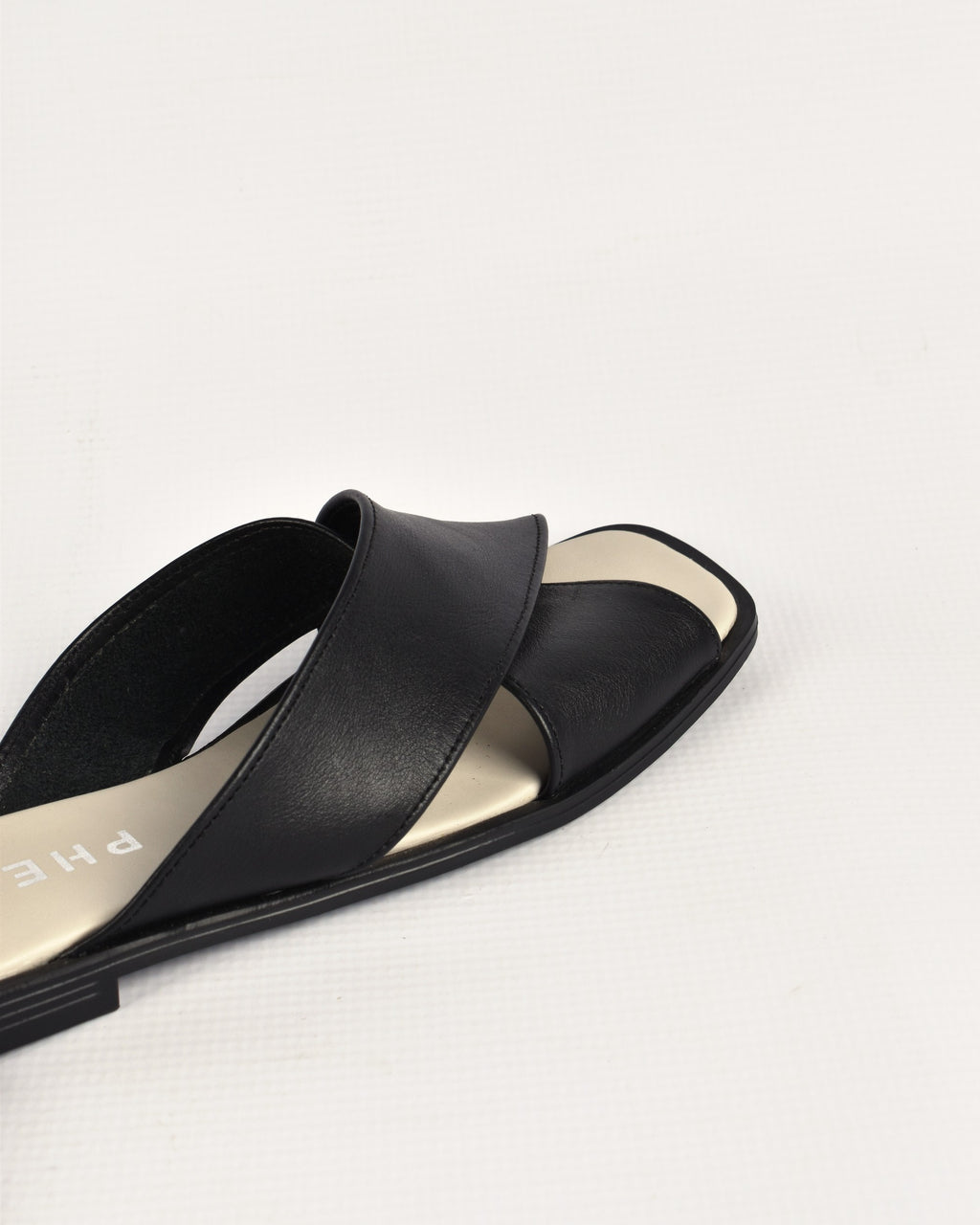 Elba Slide in Black, close-up of the crossover bands