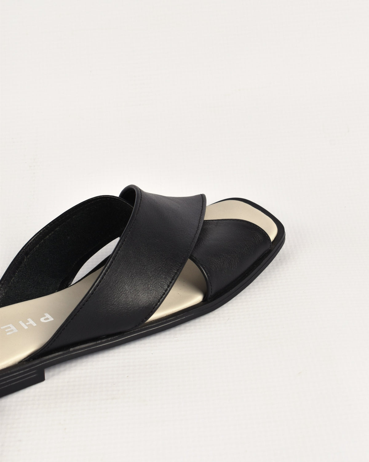 Elba Slide in Black, close-up of the crossover bands