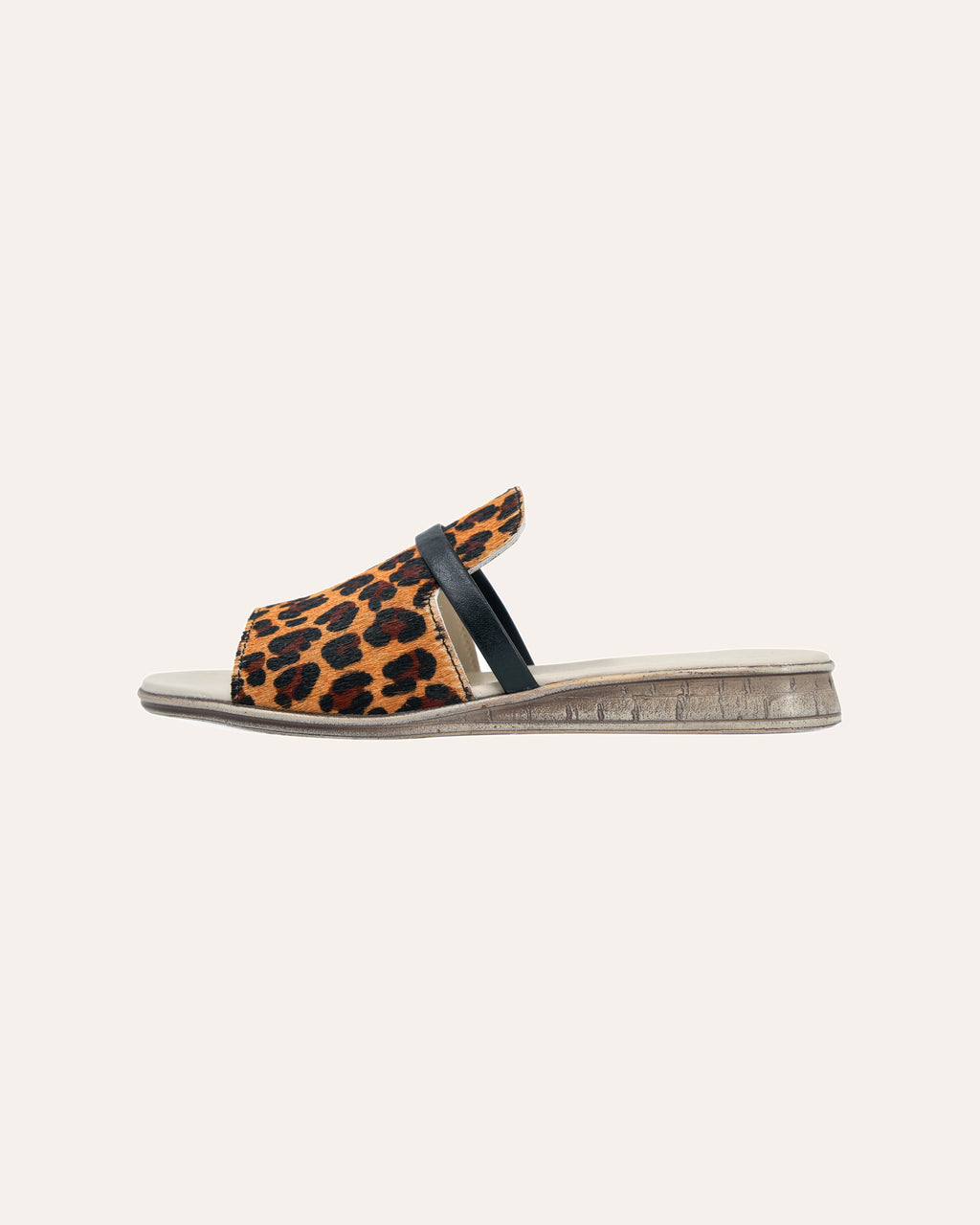 Ischia Wedge in Leopard, side view of the wedge