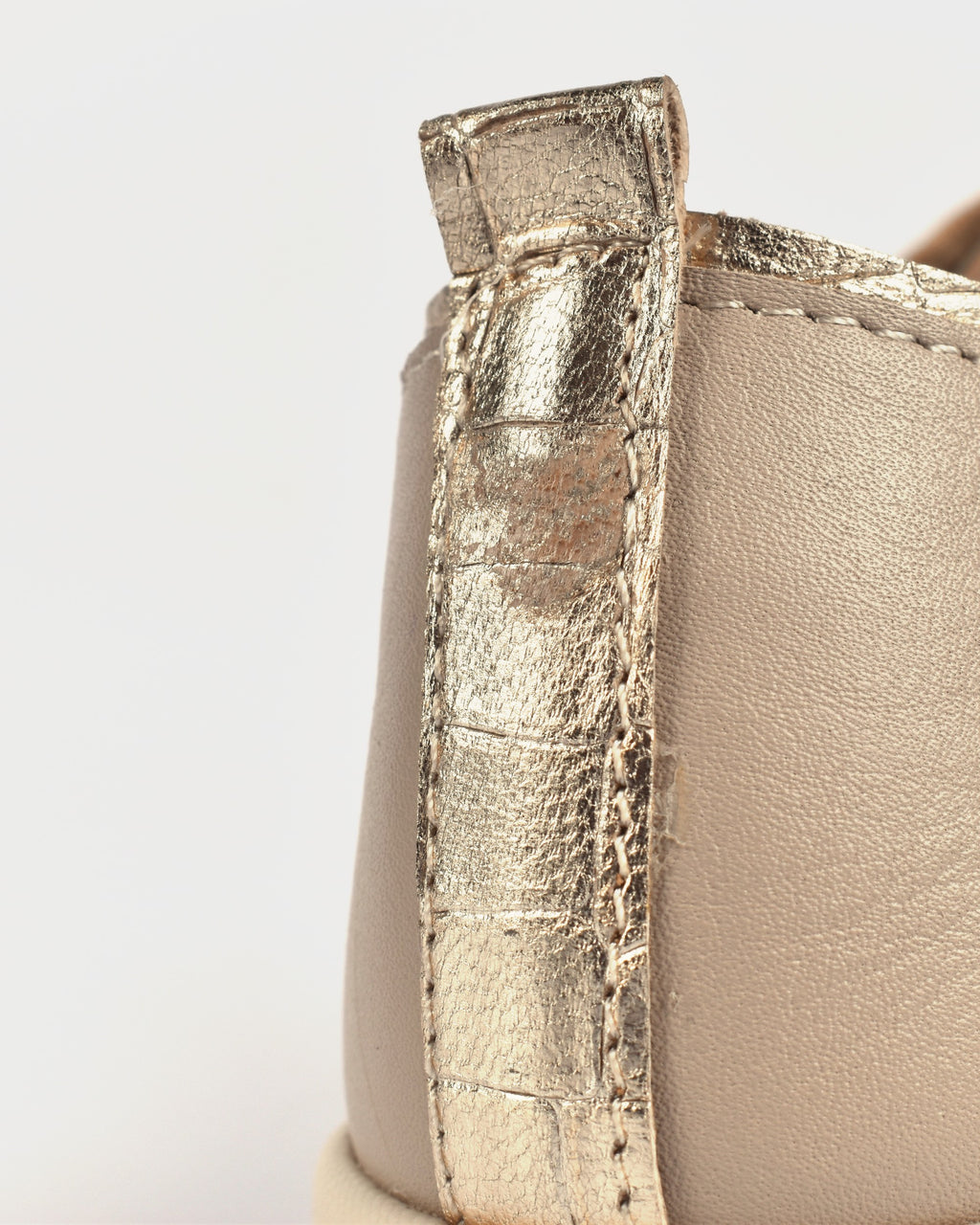 Hydra Sneaker in Taupe/Gold, close-up of the gold heel tab