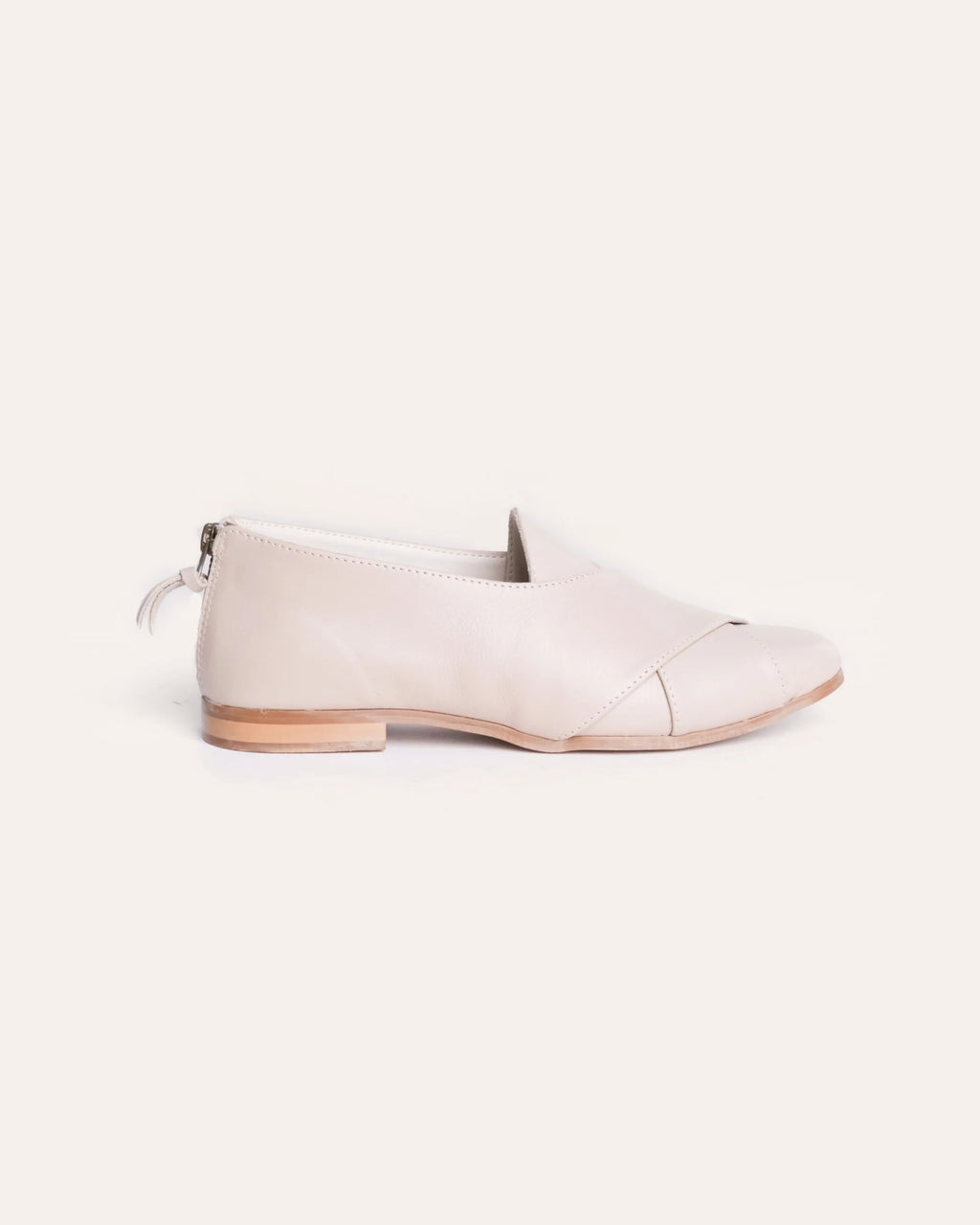 Crossover Pixie in Taupe – taupe leather flat with a crossover strap and back zip, side view, handmade by Phelan