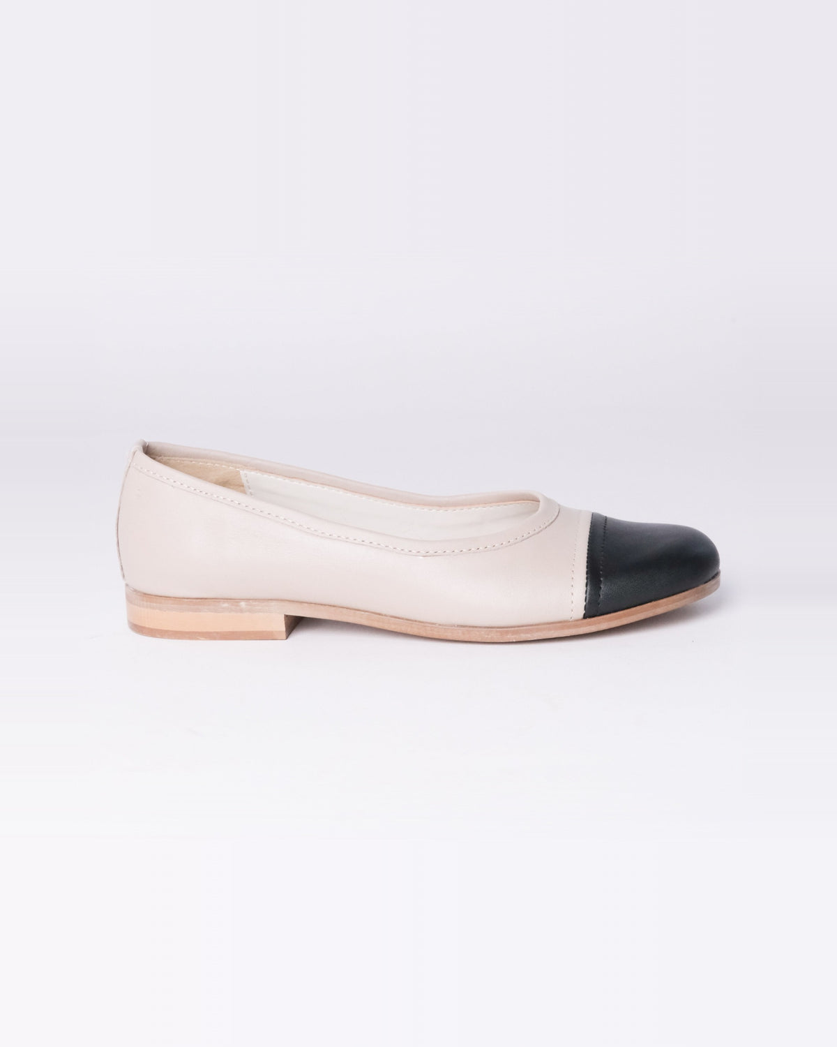 Trendy Pumps – cream leather ballet flat with a black toe cap, side view, handmade by Phelan