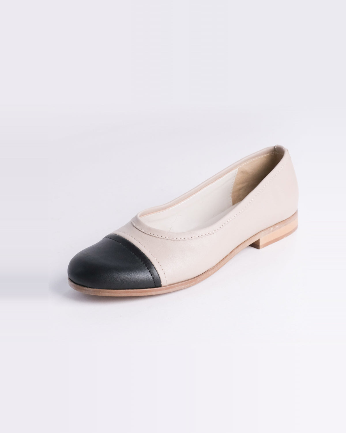 Trendy Pumps with round toe, cream leather with black toe cap
