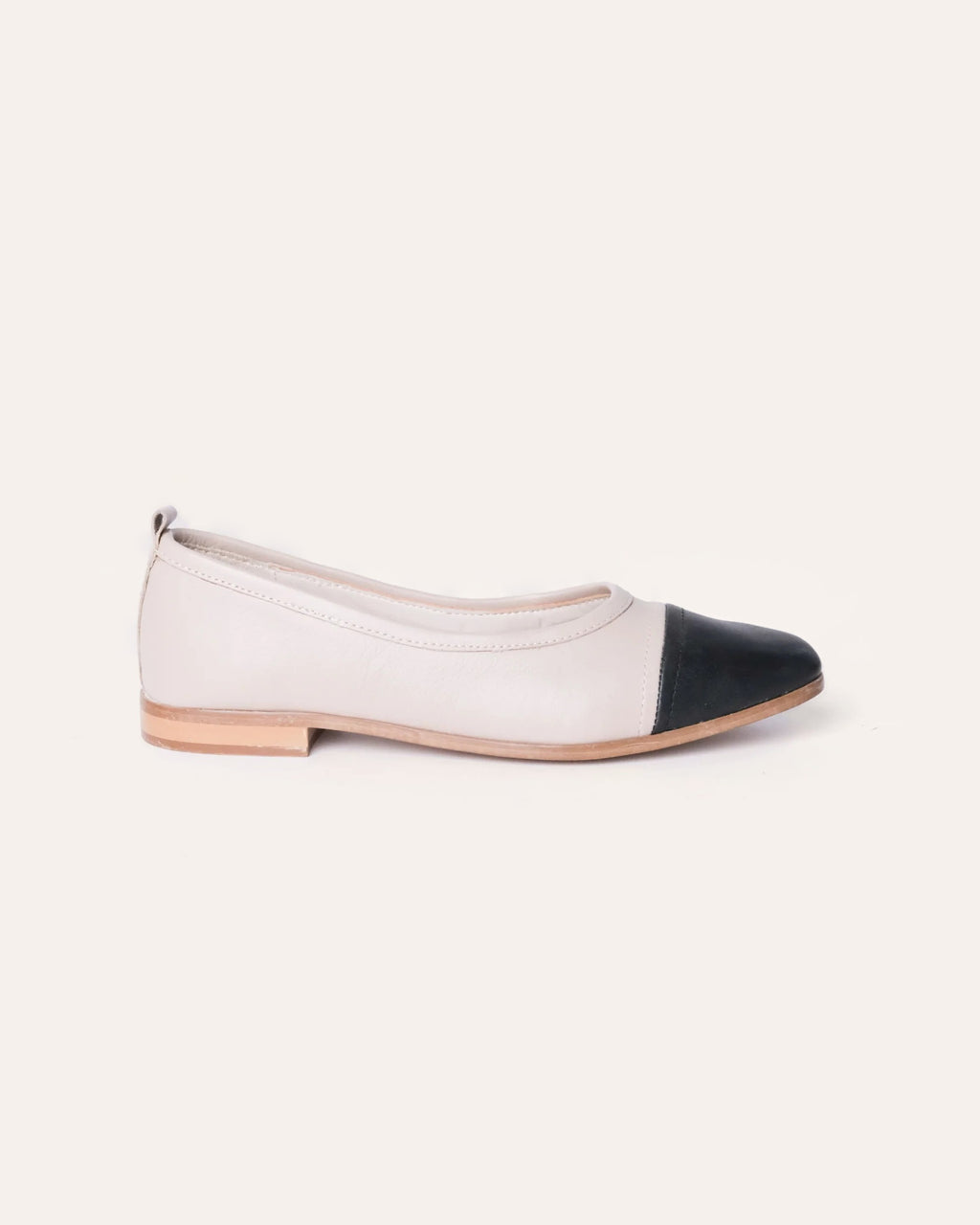 Tessa Pump, cream leather with black toe cap, side view