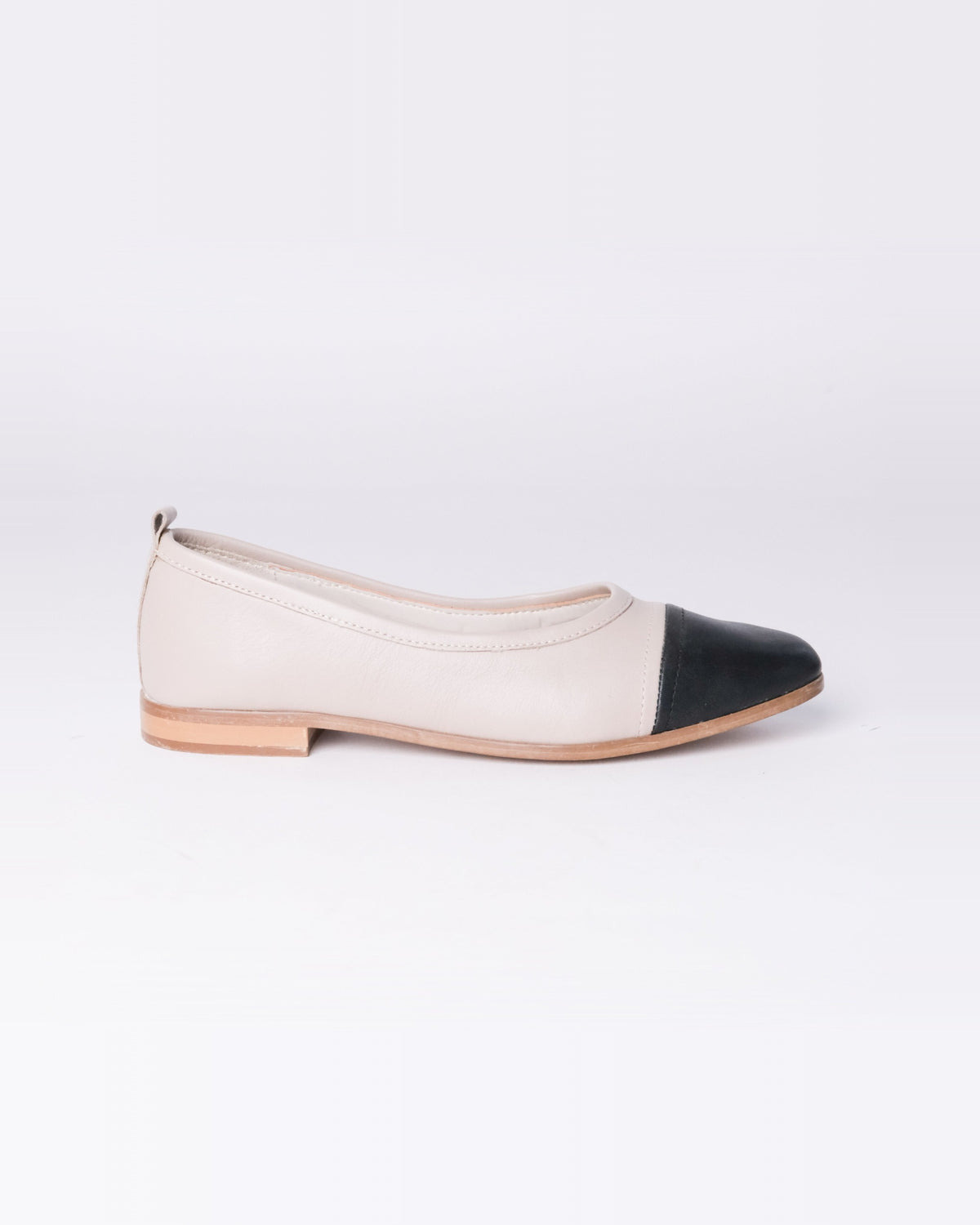 Trendy Pumps, cream leather with black toe cap, side view